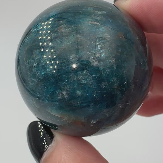 Apatit Kugel AK39, Ø 4,2 cm, polierte Sphäre aus Phosphatmineral mit leuchtender Farbpalette von Meeresblau bis Grün.