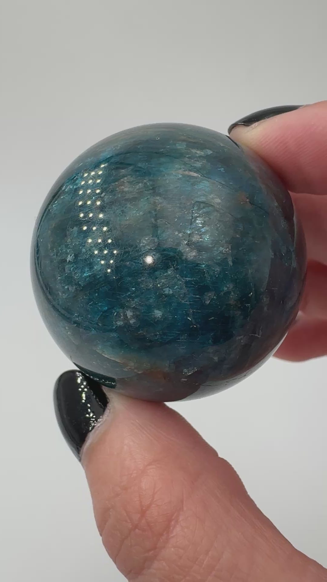 Apatit Kugel AK39, Ø 4,2 cm, polierte Sphäre aus Phosphatmineral mit leuchtender Farbpalette von Meeresblau bis Grün.