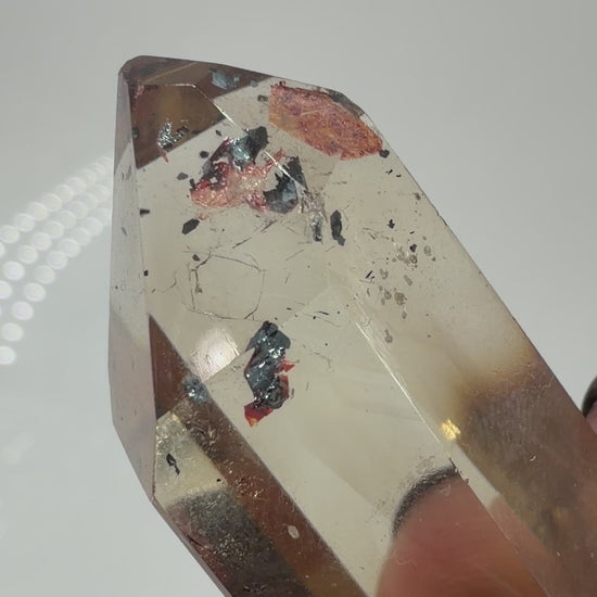 Citrin Spitze mit Hämatit-Plättchen QS14, 3,9 cm Höhe, goldgelber Citrin mit silbrig glänzenden Hämatit-Einschlüssen.