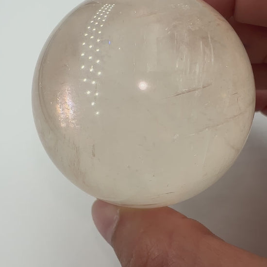 Calcit Kugel CK49 aus Optischem Calcit (Isländischer Doppelspat), Ø 5,3 cm, transparent mit Glasglanz