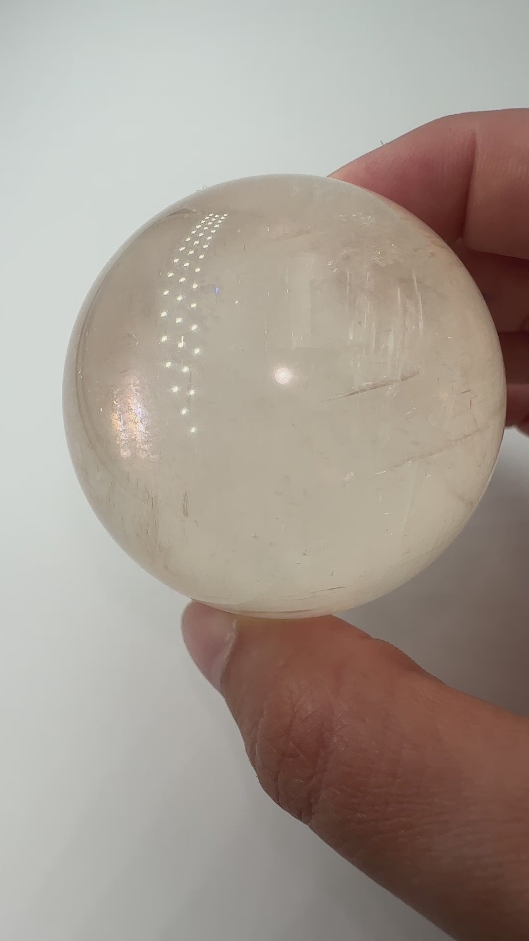Calcit Kugel CK49 aus Optischem Calcit (Isländischer Doppelspat), Ø 5,3 cm, transparent mit Glasglanz
