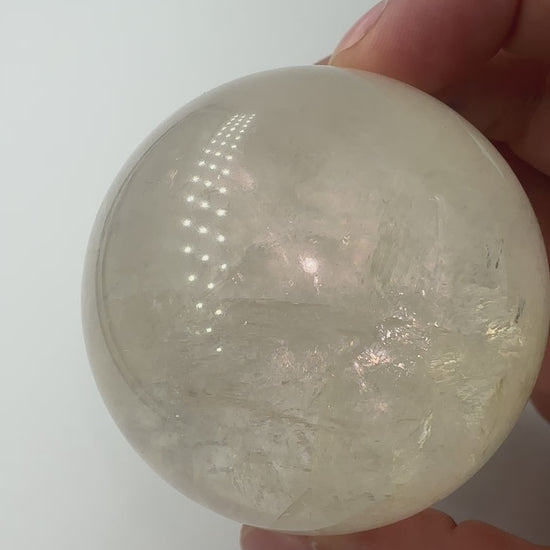 Calcit Kugel CK54 aus Optischem Calcit (Isländischer Doppelspat), Ø 5,5 cm, transparent mit Glasglanz