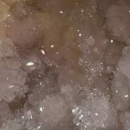Geöffnete Geode mit Kristallen im Inneren – natürliche Quarz- oder Calcit-Kristallisation.