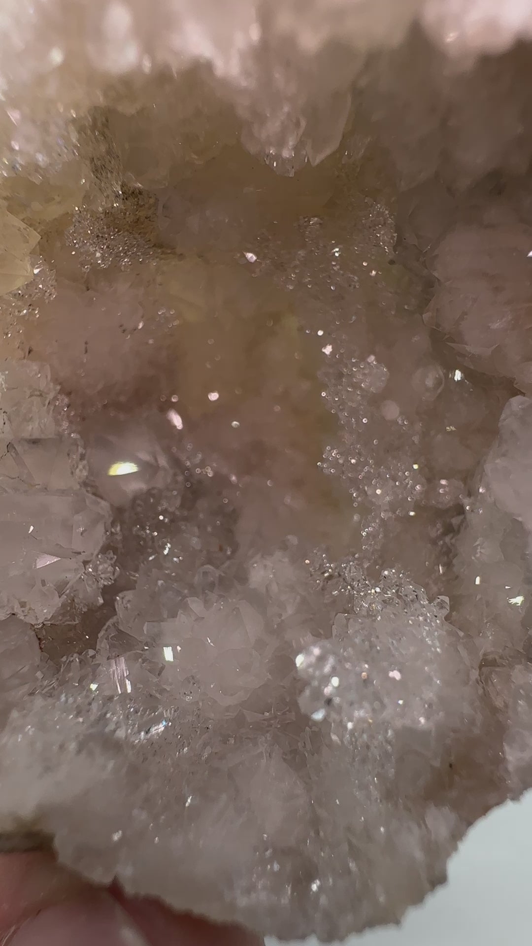 Geöffnete Geode mit Kristallen im Inneren – natürliche Quarz- oder Calcit-Kristallisation.