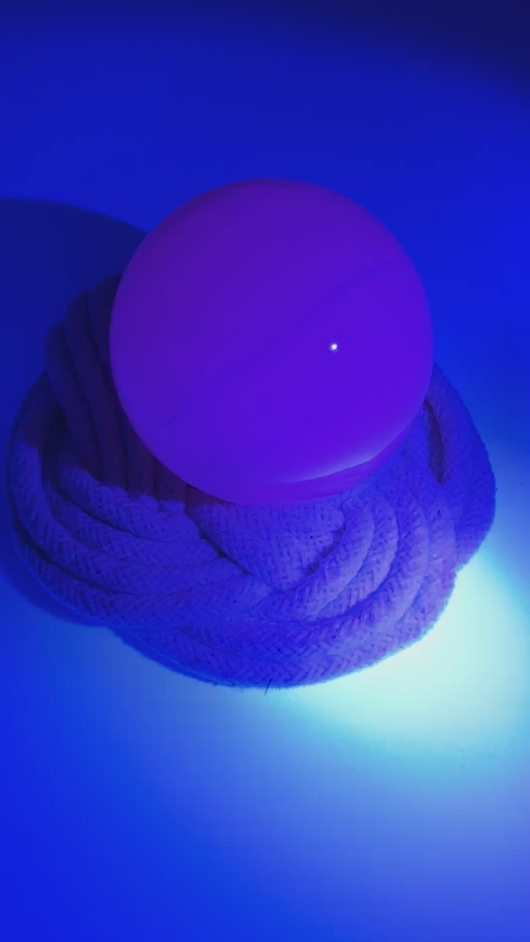 Handpolierte Mangano Calcit Kugel MK53 in zartrosa mit perlmuttartigem Glanz und UV-Fluoreszenz, Durchmesser 5,9 cm.