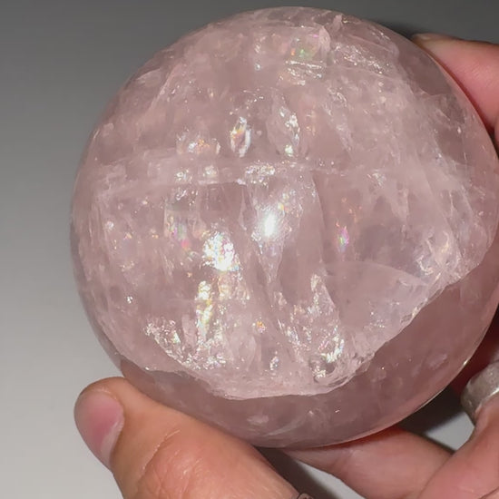 Rosenquarz Kugel RKB77, Ø 7,5 cm – rosafarbene Quarzvarietät mit seltenem Asterismus-Effekt (sechsstrahliger Stern), sphärisch poliert, Einzelstück.