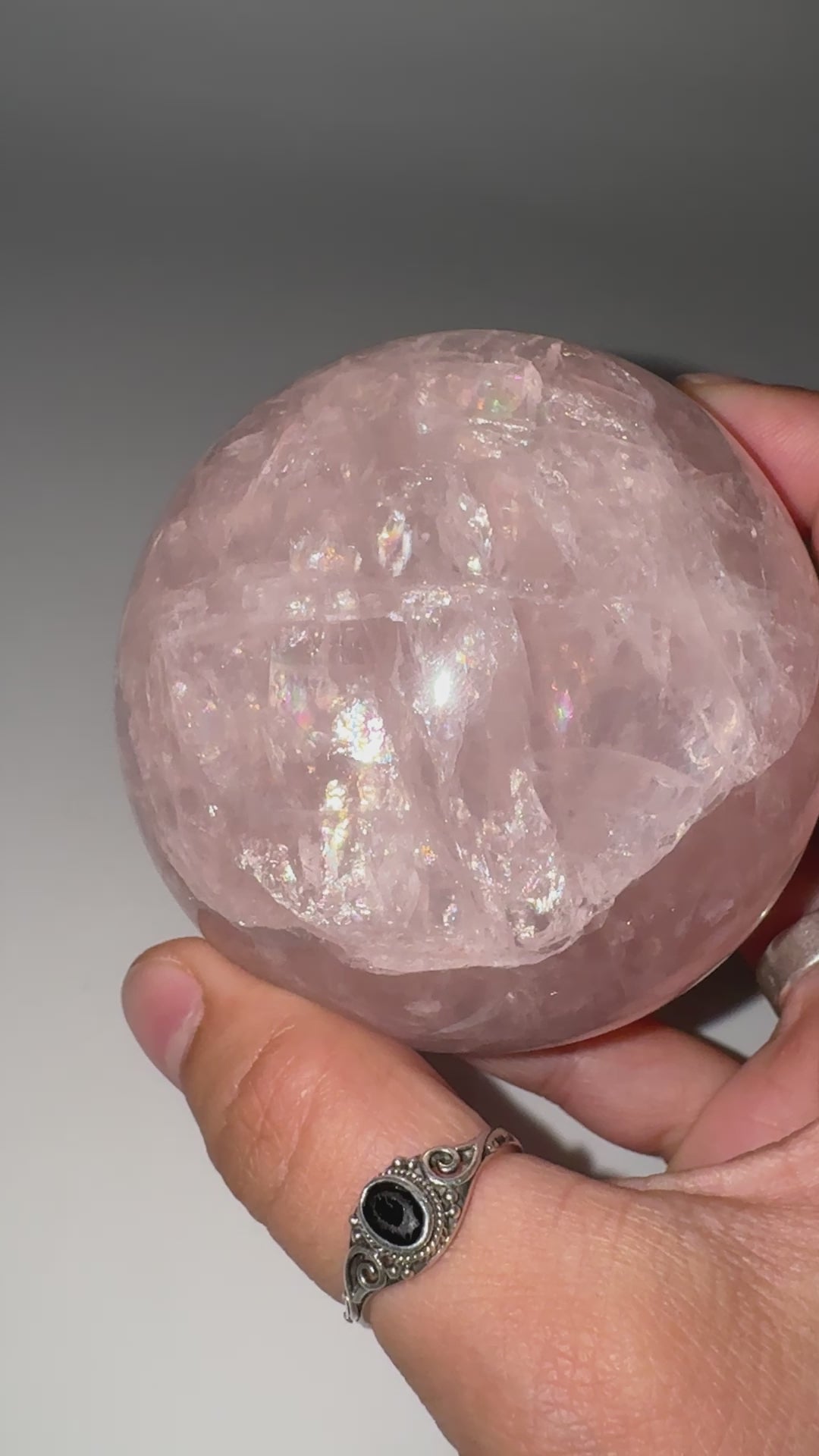 Rosenquarz Kugel RKB77, Ø 7,5 cm – rosafarbene Quarzvarietät mit seltenem Asterismus-Effekt (sechsstrahliger Stern), sphärisch poliert, Einzelstück.