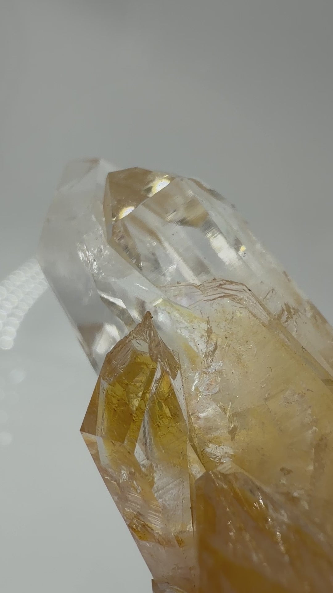 Gelber Lemurian Quarz KL48, 5,1 × 3,1 cm, Herkunft Brasilien, mit sichtbaren Lemurian Lines auf den Prismenflächen.