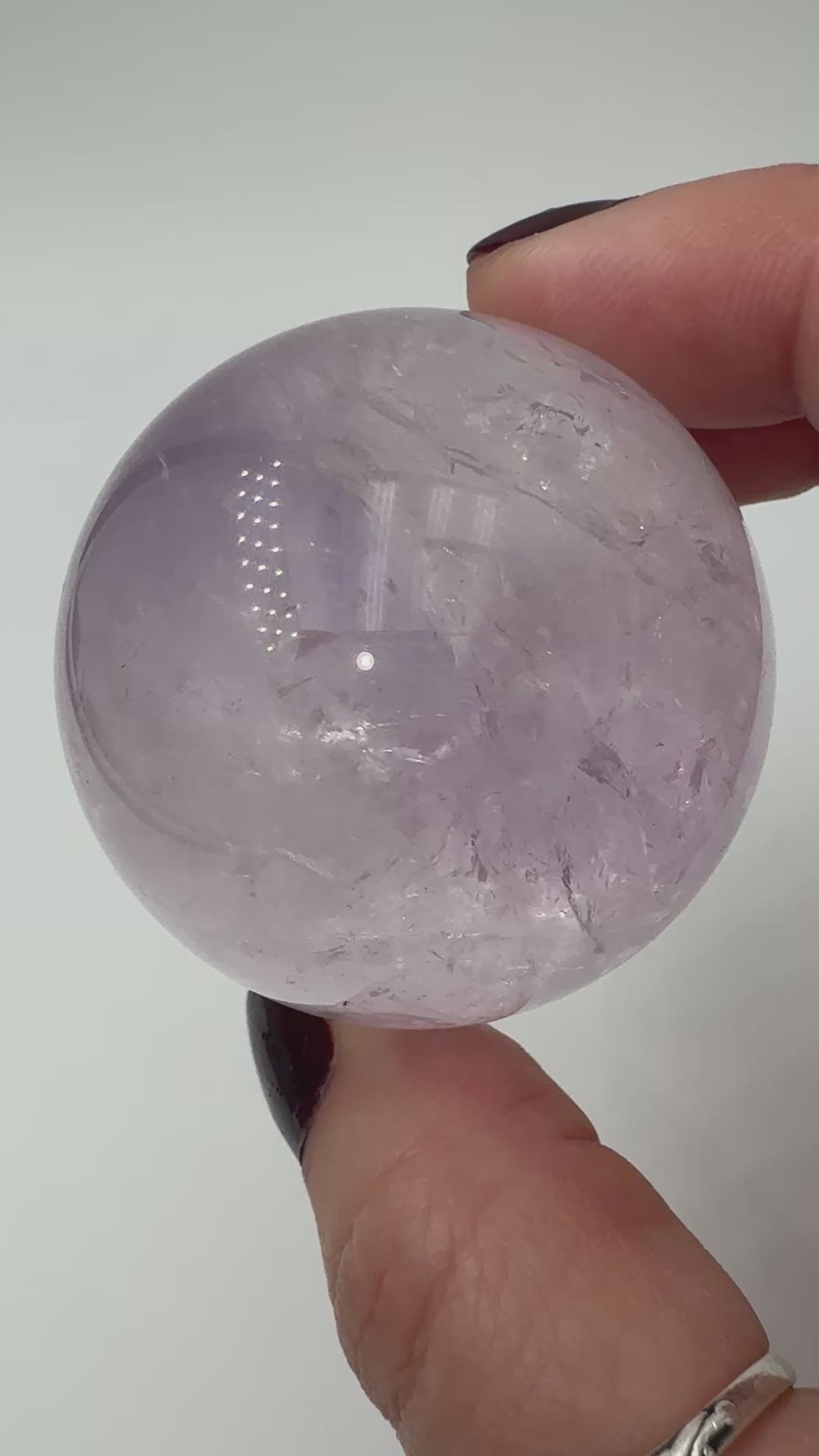 Handpolierte Amethyst-Kugel AK34 mit zartem Violett und feinen Zonarstrukturen.
