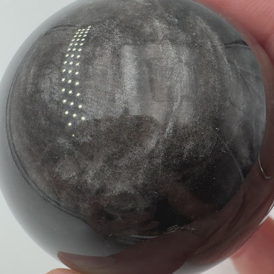 Polierte Silberobsidian Kugel, Ø 4,8 cm, mit charakteristischem silbrigem Seidenglanz auf schwarzem vulkanischem Glas