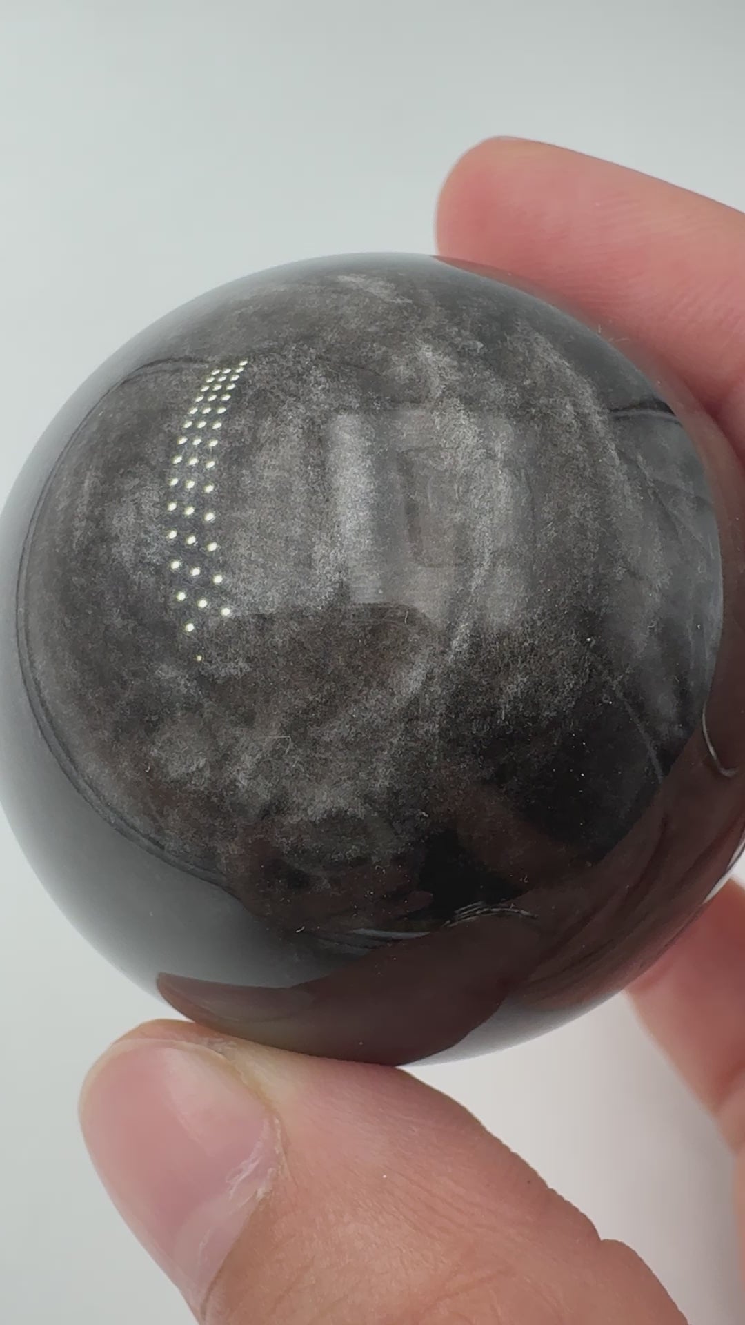 Polierte Silberobsidian Kugel, Ø 4,8 cm, mit charakteristischem silbrigem Seidenglanz auf schwarzem vulkanischem Glas