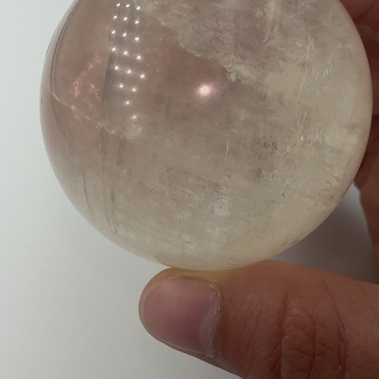 B-Ware Calcit Kugel CK50 aus Optischem Calcit (Isländischer Doppelspat), Ø 5,3 cm, transparent mit Glasglanz, kleine Macke sichtbar