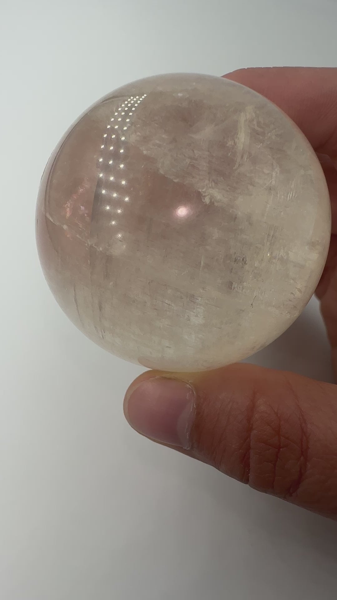 B-Ware Calcit Kugel CK50 aus Optischem Calcit (Isländischer Doppelspat), Ø 5,3 cm, transparent mit Glasglanz, kleine Macke sichtbar