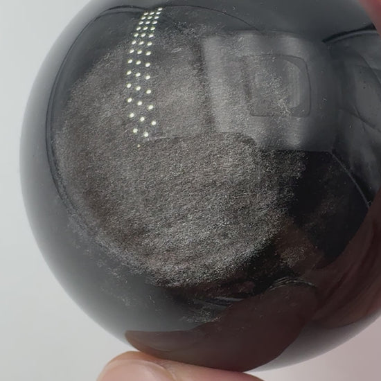 Polierte Silberobsidian Kugel, Ø 4,9 cm, mit charakteristischem silbrigem Seidenglanz auf schwarzem vulkanischem Glas