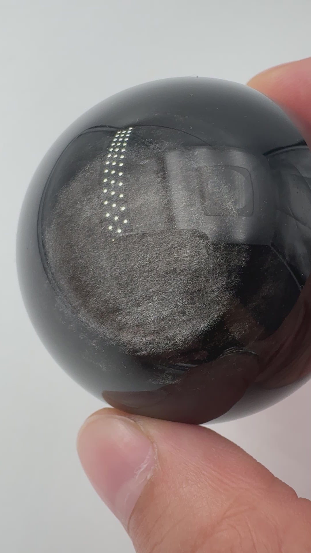 Polierte Silberobsidian Kugel, Ø 4,9 cm, mit charakteristischem silbrigem Seidenglanz auf schwarzem vulkanischem Glas