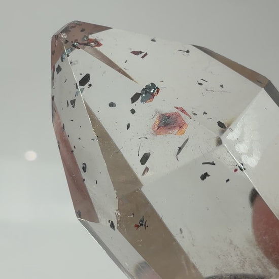 Quarz Spitze mit Hämatit-Plättchen QH12, 3,5 cm Höhe, mit silbrig glänzenden Hämatit-Einschlüssen im transparenten Quarz.