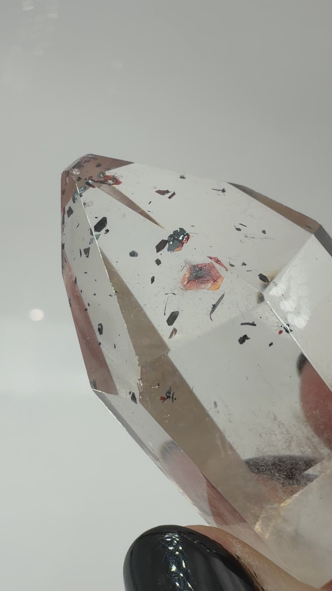 Quarz Spitze mit Hämatit-Plättchen QH12, 3,5 cm Höhe, mit silbrig glänzenden Hämatit-Einschlüssen im transparenten Quarz.