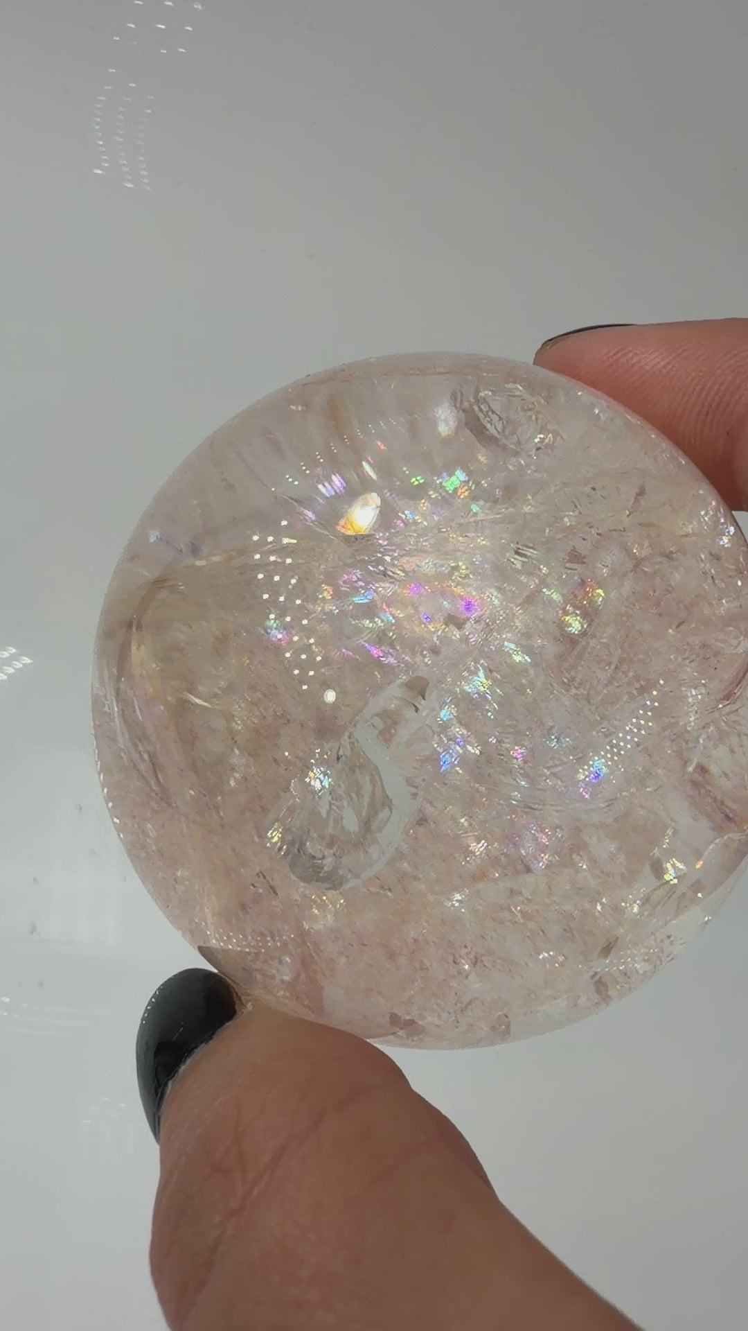 Pink Quarz Kugel HK245 aus Madagaskar – polierte Kugel mit zartem rosa-pinkem Farbton durch Hämatit-Einschlüsse, Ø 5,5 cm