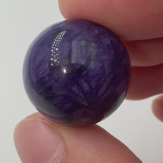 Polierte Charoit Kugel, Ø 1,9 cm, mit charakteristischem violettem Farbspiel und seidigen Faserstrukturen