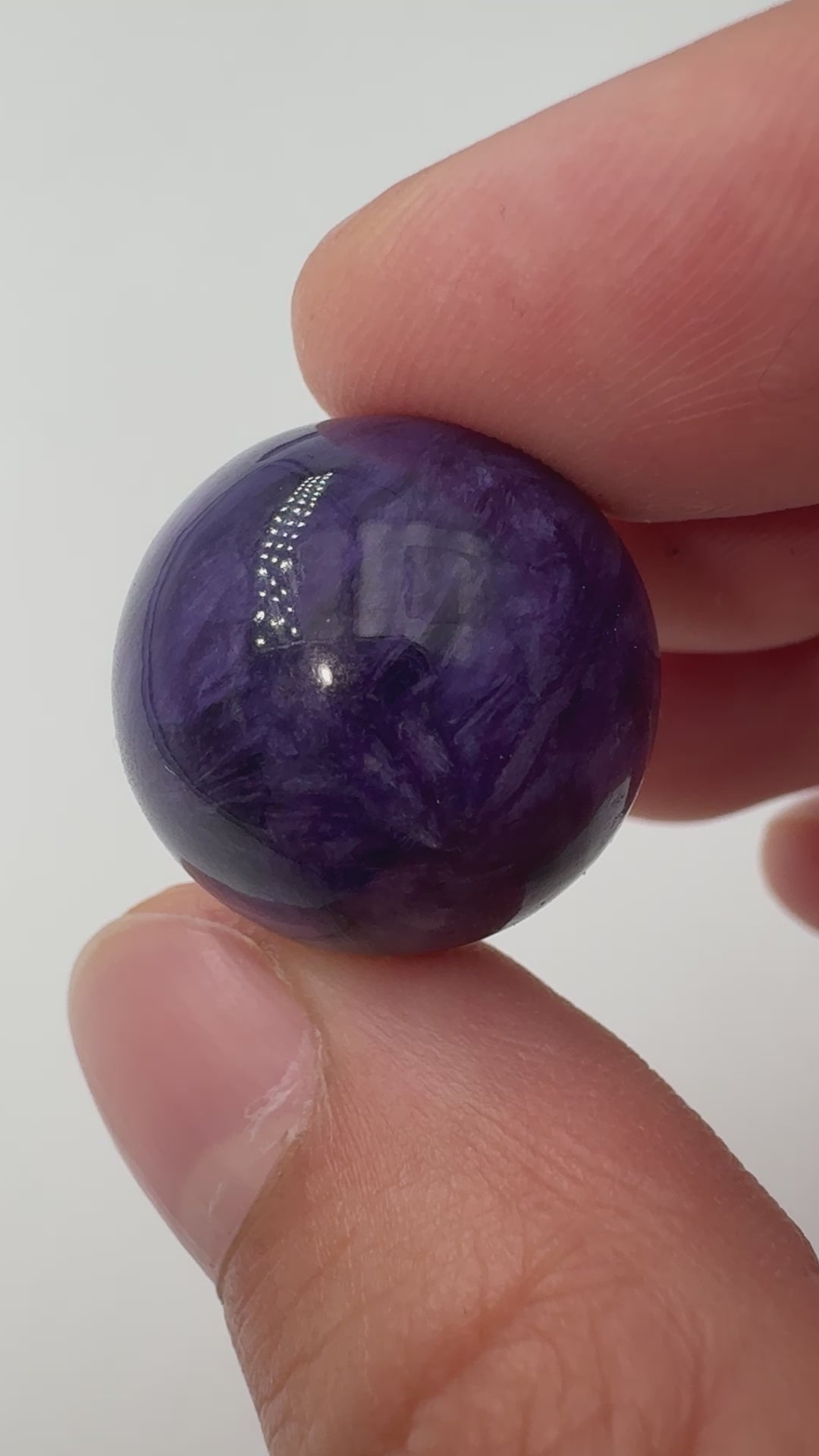 Polierte Charoit Kugel, Ø 1,9 cm, mit charakteristischem violettem Farbspiel und seidigen Faserstrukturen