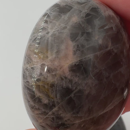 Schwarzer Mondstein Handstein, ca. 5 cm – dunkle Feldspatvarietät mit silbrigem Adulareszenz-Effekt, Einzelstück mit kleiner Macke.