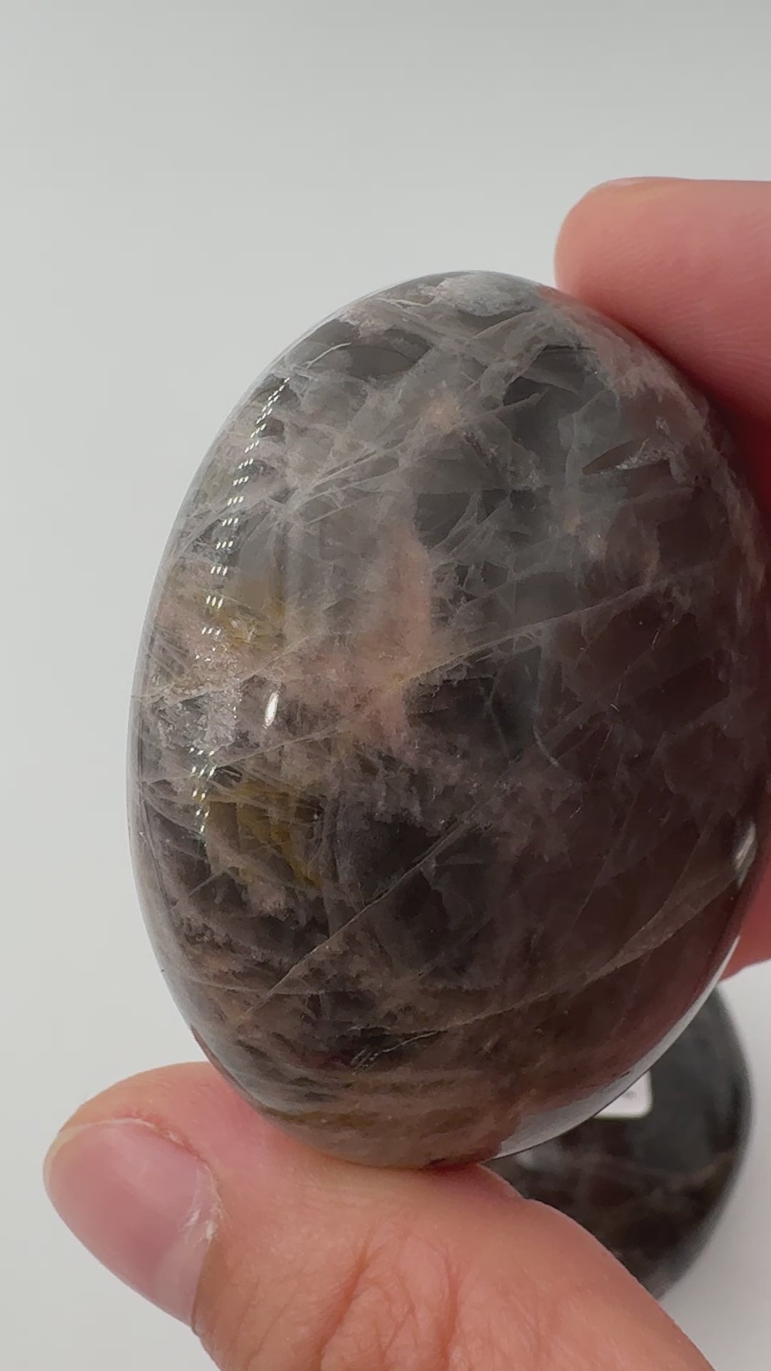 Schwarzer Mondstein Handstein, ca. 5 cm – dunkle Feldspatvarietät mit silbrigem Adulareszenz-Effekt, Einzelstück mit kleiner Macke.