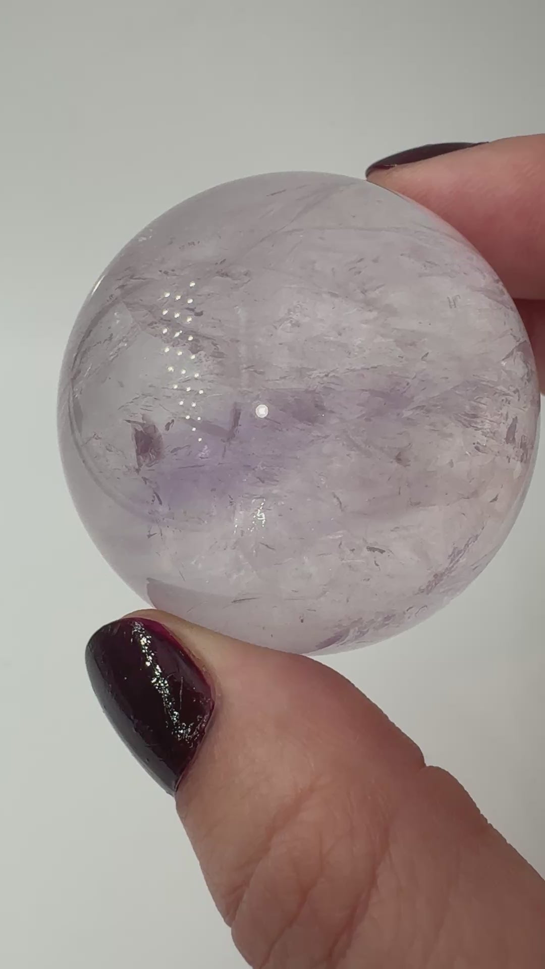 Handpolierte Amethyst-Kugel AKB32 mit zartem Violett und feinen Zonarstrukturen.