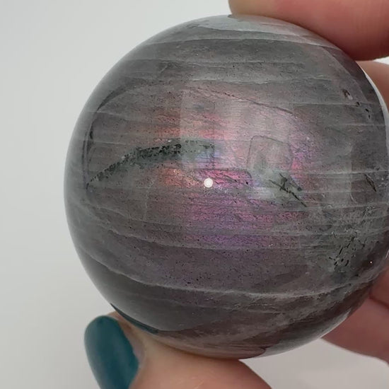Handgeschliffene Kugel aus Labradorit LK35 mit Labradoreszenz-Effekt.