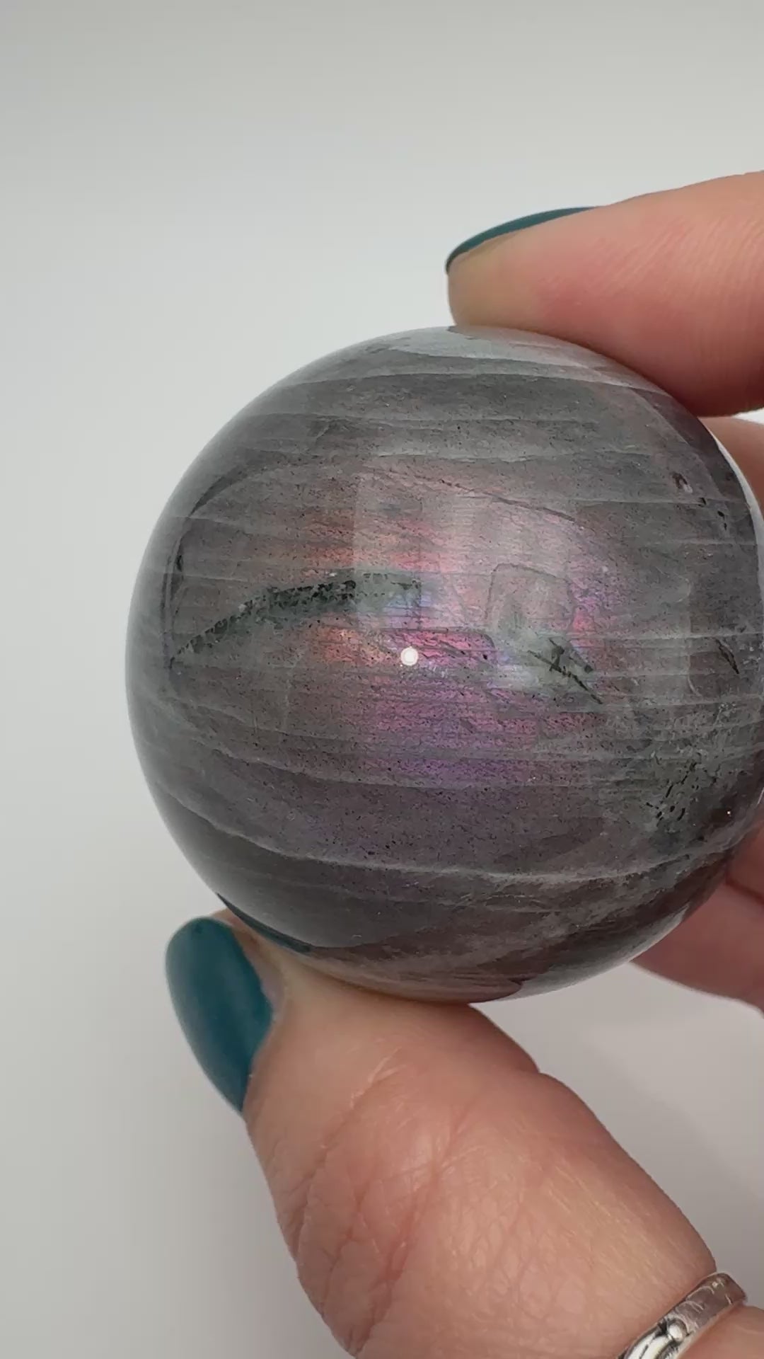 Handgeschliffene Kugel aus Labradorit LK35 mit Labradoreszenz-Effekt.