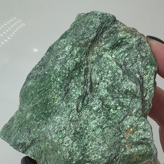Grüner Fuchsit-Rohstein FU11 mit silbrig schimmernder, blättriger Oberfläche