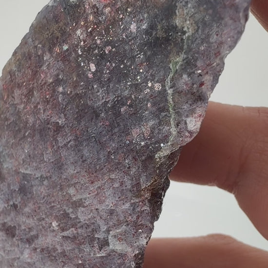 längliche Iolith-Sonnenstein-Scheibe IR39 mit grauvioletten Bereichen, feinen rötlichen Reflexen und unregelmäßigem Rand