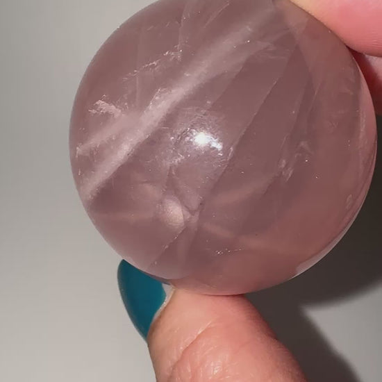 Polierte Rosenquarz-Kugel RQ39, Ø 4,3 cm – makrokristalliner Quarz mit zartem Rosé-Ton und feiner Transluzenz.