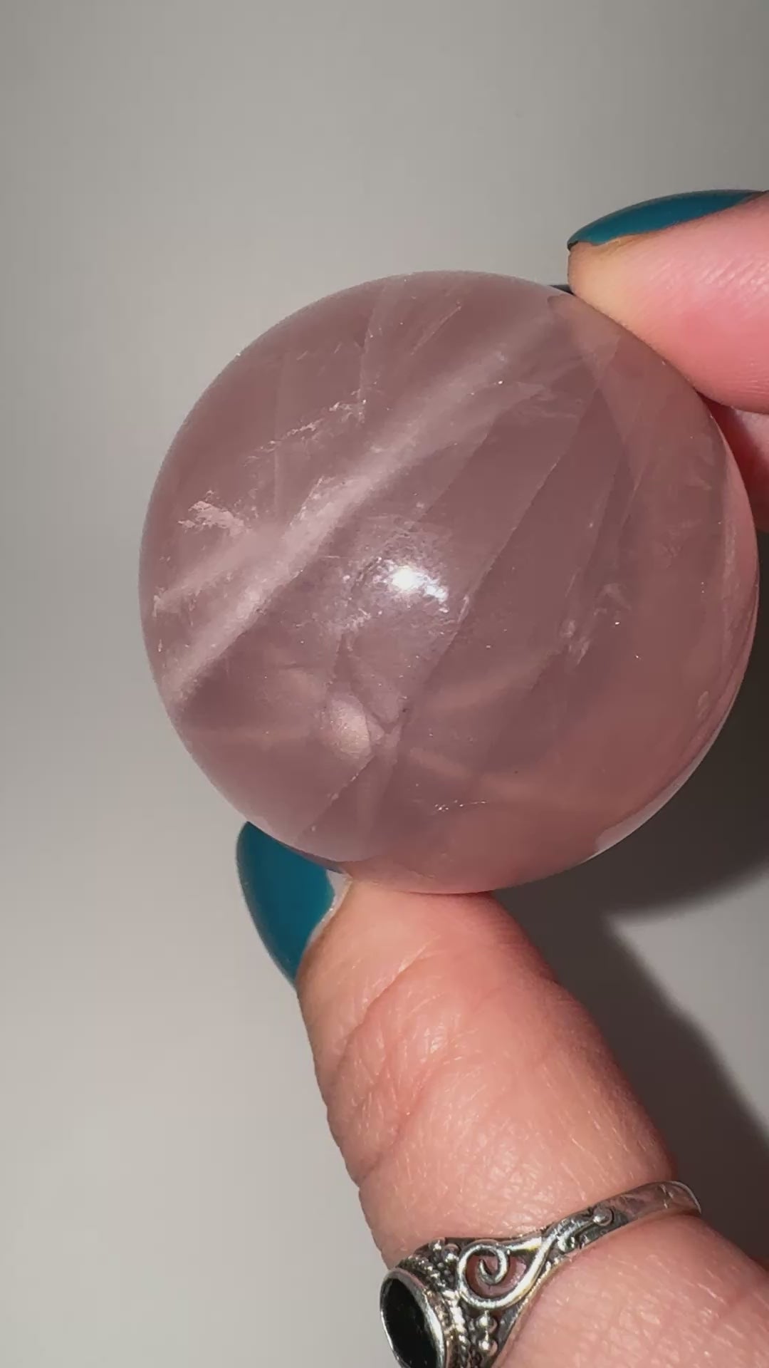 Polierte Rosenquarz-Kugel RQ39, Ø 4,3 cm – makrokristalliner Quarz mit zartem Rosé-Ton und feiner Transluzenz.